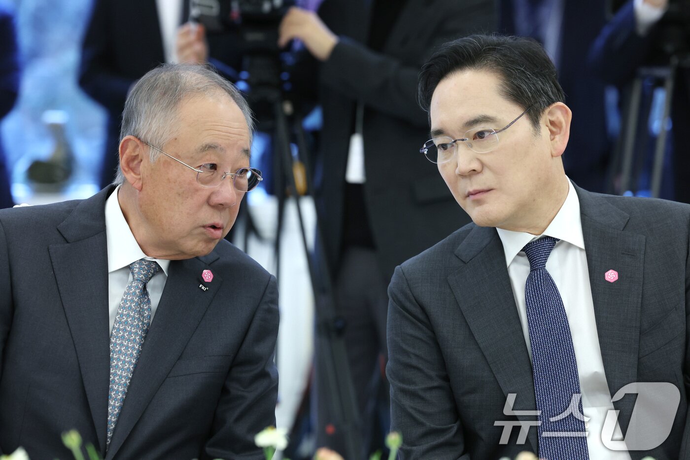 본문 이미지 - 이재용 삼성전자 회장(오른쪽)과 류진 한국경제인협회장이 4일 청와대에서 열린 청년일자리와 지방투자 확대를 위한 기업간담회에서 대화를 나누고 있다. 2026.2.4 ⓒ 뉴스1 이재명 기자