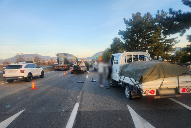 남해고속도로 북부산요금소 인근서 3중 추돌…4명 경상