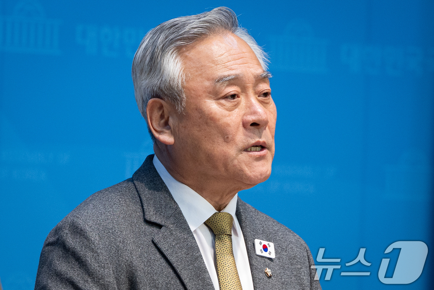 (서울=뉴스1) 유승관 기자 = 이재강 더불어민주당 의원이 4일 서울 여의도 국회 소통관에서 DMZ 평화적 이용 지원에 관한 법률과 관련해 기자회견을 하고 있다.유엔사령부는 더불어 …