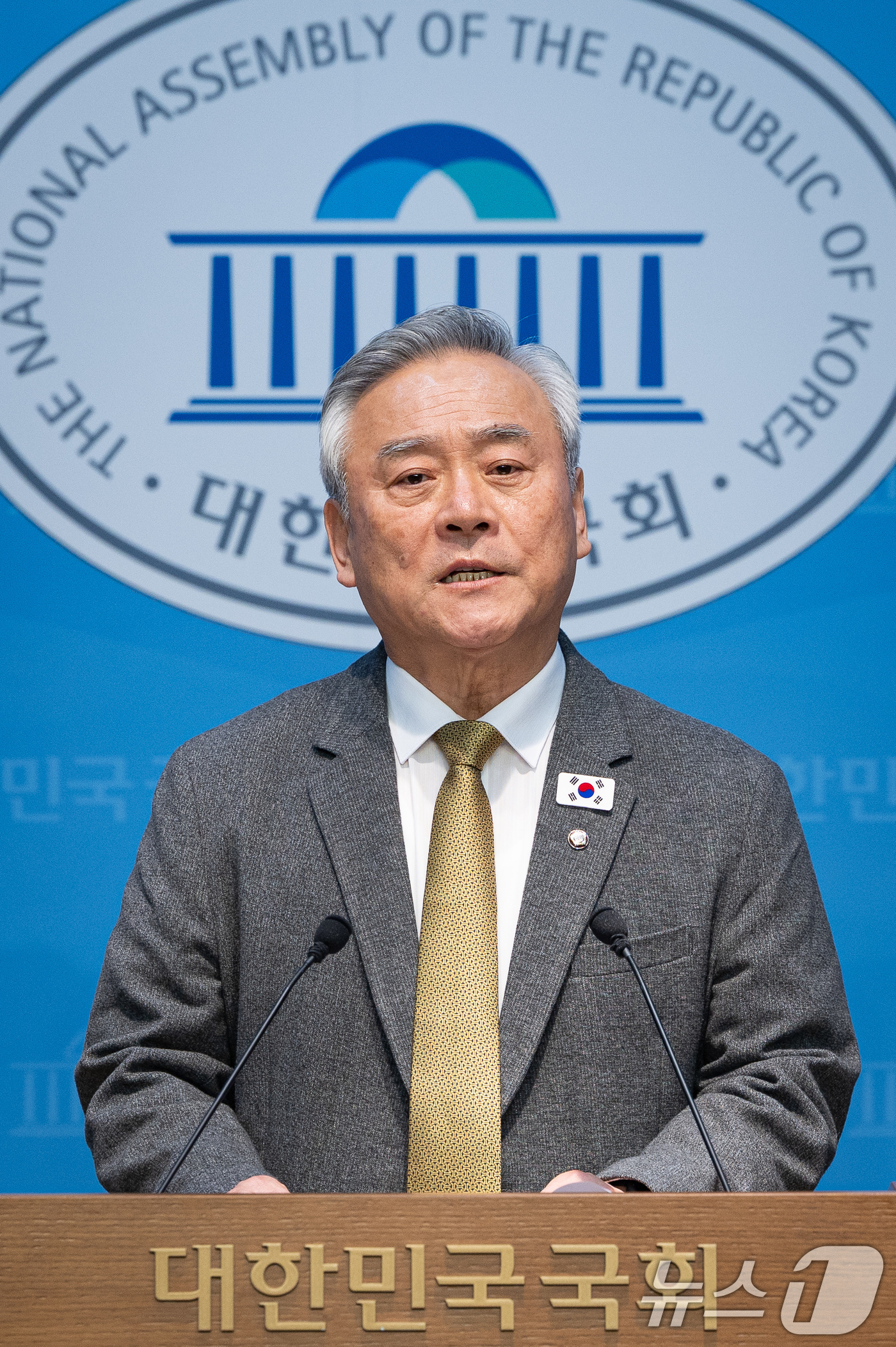 (서울=뉴스1) 유승관 기자 = 이재강 더불어민주당 의원이 4일 서울 여의도 국회 소통관에서 DMZ 평화적 이용 지원에 관한 법률과 관련해 기자회견을 하고 있다.유엔사령부는 더불어 …