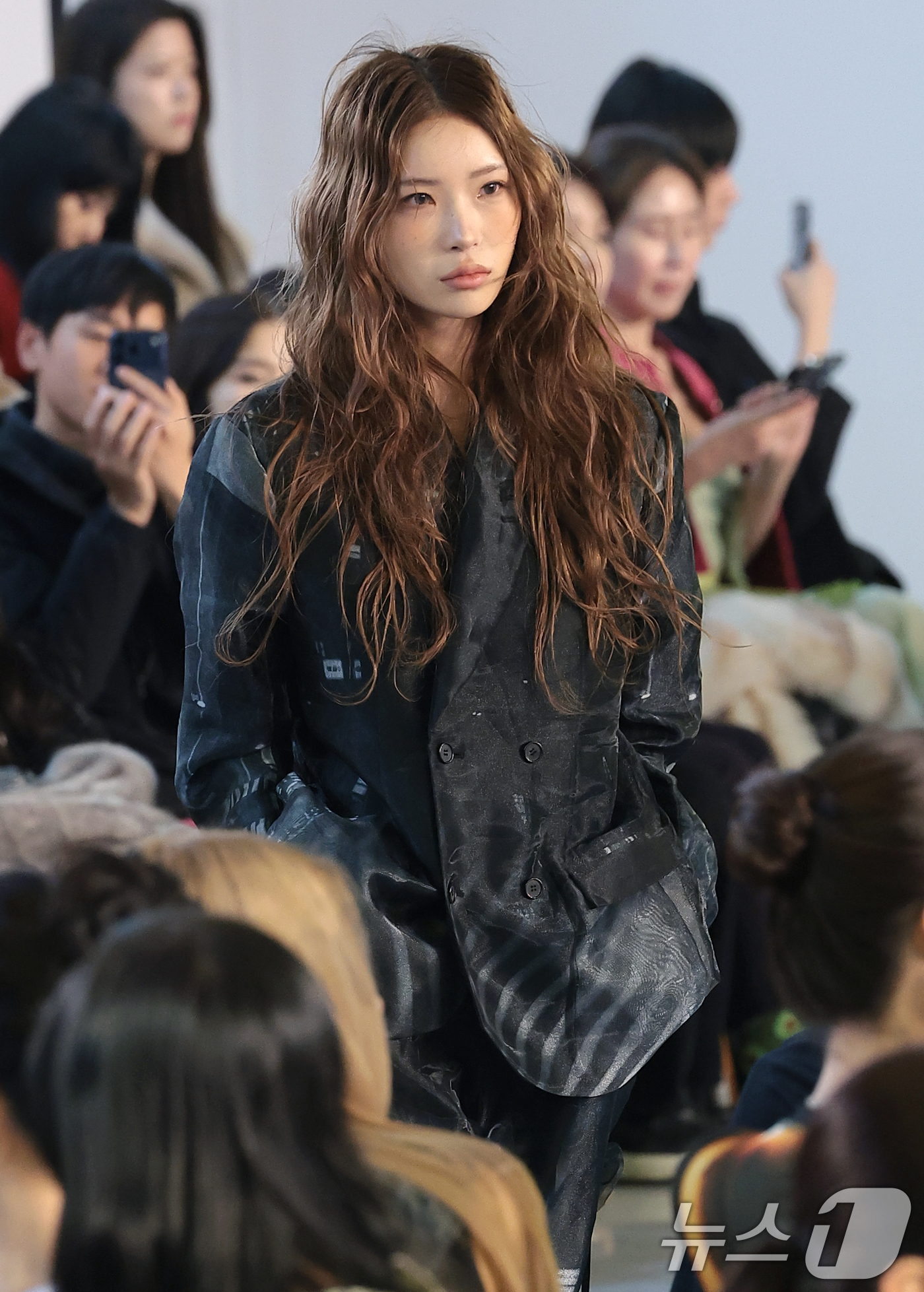 (서울=뉴스1) 권현진 기자 = 인플루언서 최준희가 4일 서울 중구 동대문디자인플라자(DDP)에서 열린 2026 F/W 서울패션위크 ‘페노메논시퍼' 패션쇼에 모델로 출연해 런웨이를 …