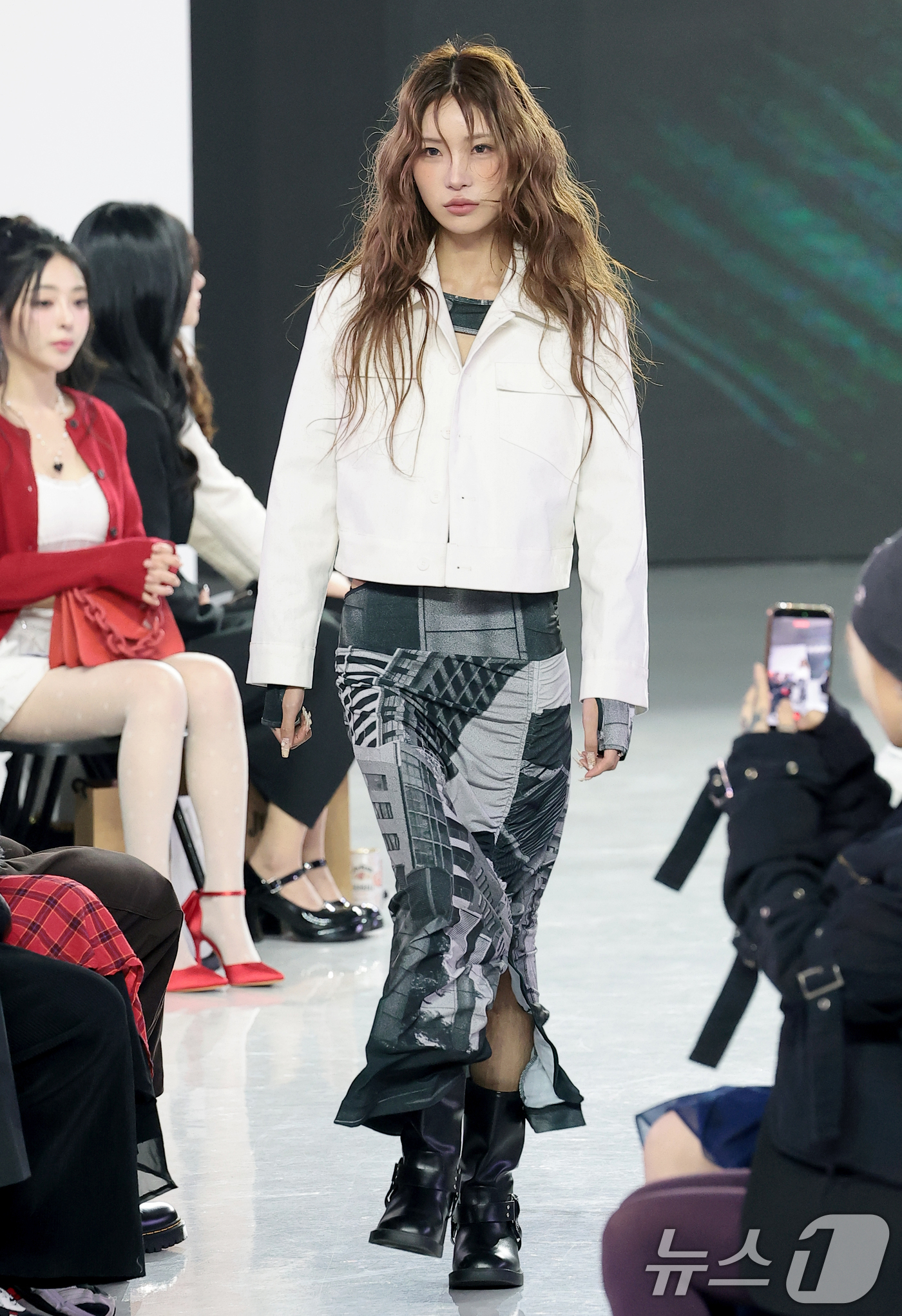(서울=뉴스1) 권현진 기자 = 인플루언서 최준희가 4일 서울 중구 동대문디자인플라자(DDP)에서 열린 2026 F/W 서울패션위크 ‘페노메논시퍼' 패션쇼에 모델로 출연해 런웨이를 …