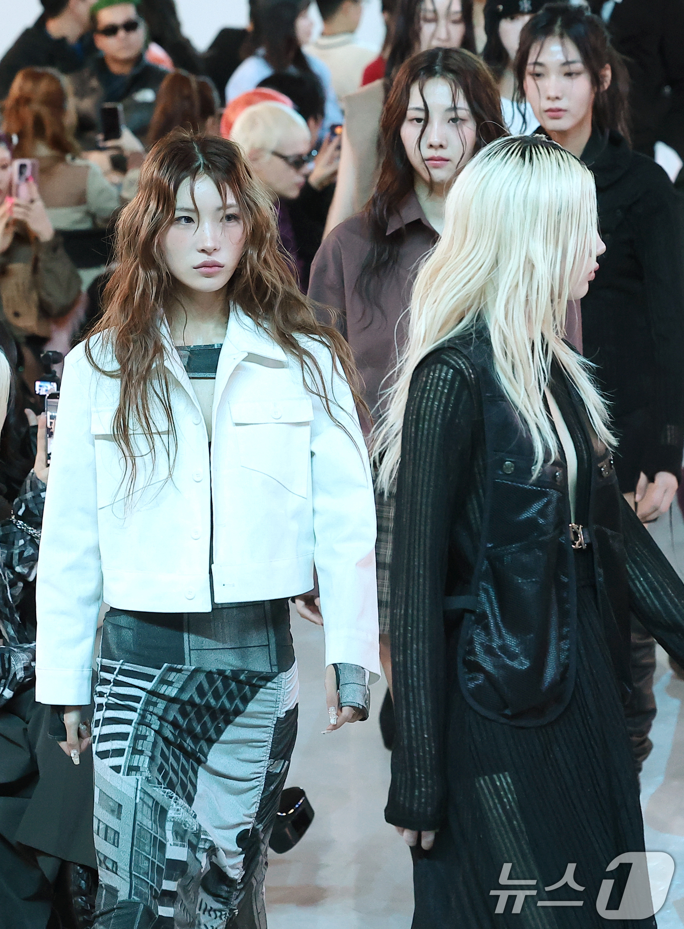 (서울=뉴스1) 권현진 기자 = 인플루언서 최준희(왼쪽)가 4일 서울 중구 동대문디자인플라자(DDP)에서 열린 2026 F/W 서울패션위크 ‘페노메논시퍼' 패션쇼에 모델로 출연해 …