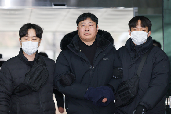 '세종호텔 복직 농성' 노조 지부장, 영장심사 출석…구속 기로