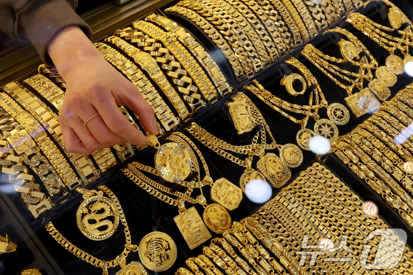 (서울=뉴스1) 이광호 기자 = 급락했던 금과 은 가격이 반등세를 보인 4일 서울 종로구의 귀금속 상점에 금 제품이 진열돼 있다.이날 오전 11시 기준 싱가포르 상품거래소에서 현물 …