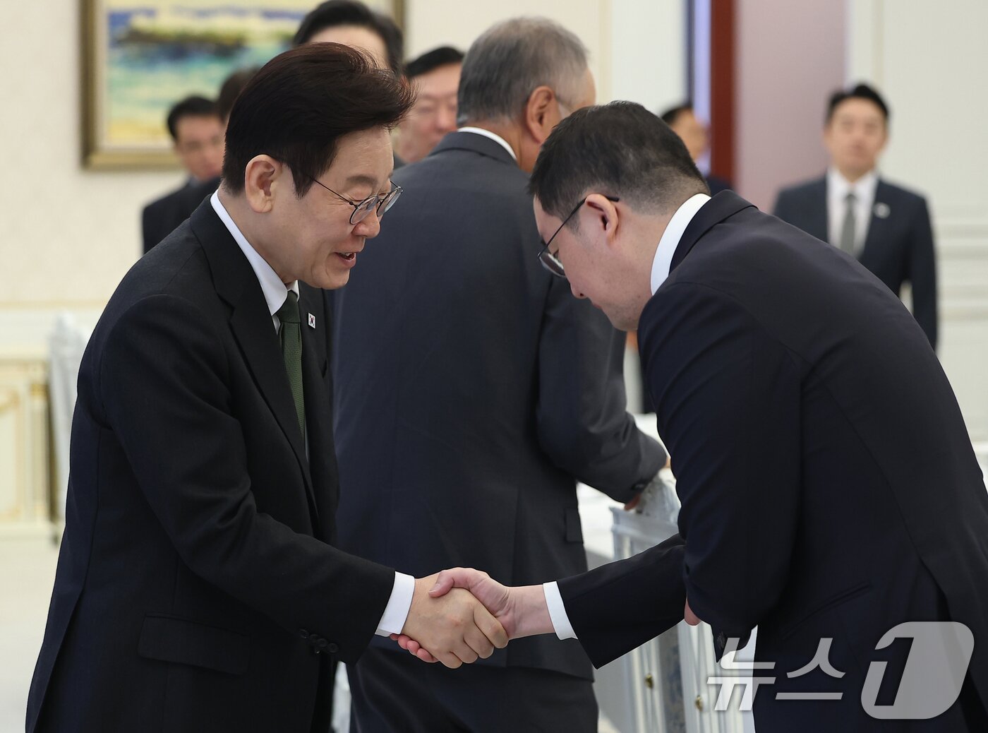 본문 이미지 - 이재명 대통령이 4일 청와대에서 열린 청년일자리와 지방투자 확대를 위한 기업간담회에서 구광모 LG 회장과 악수를 나누고 있다. 2026.2.4 ⓒ 뉴스1 이재명 기자