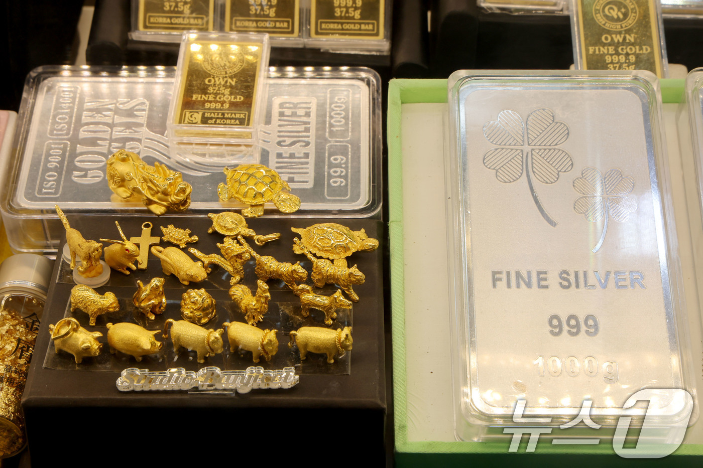 (서울=뉴스1) 이광호 기자 = 급락했던 금과 은 가격이 반등세를 보인 4일 서울 종로구의 귀금속 상점에 금,은 제품들이 진열돼 있다.이날 오전 11시 기준 싱가포르 상품거래소에서 …