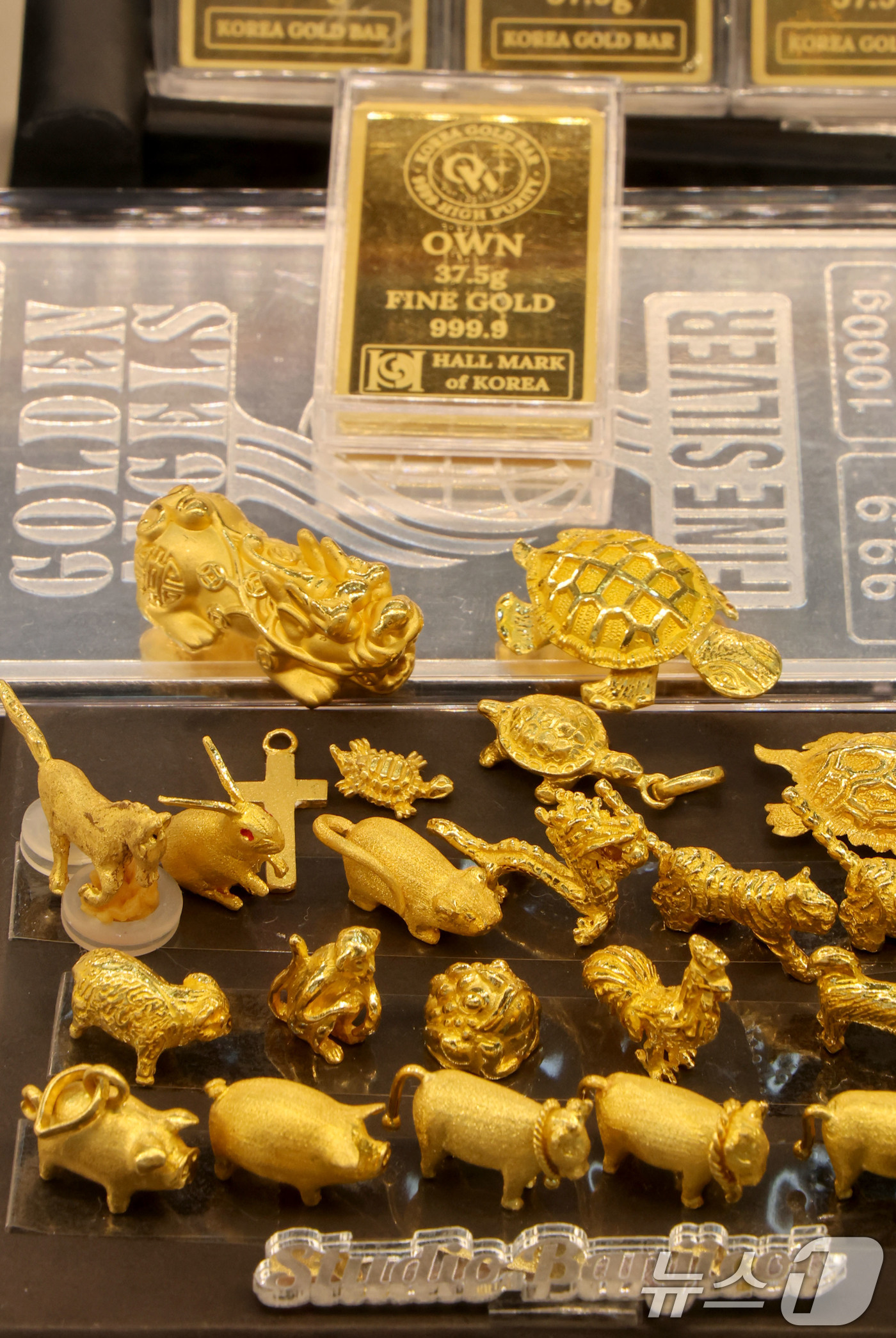 (서울=뉴스1) 이광호 기자 = 급락했던 금과 은 가격이 반등세를 보인 4일 서울 종로구의 귀금속 상점에 금,은 제품들이 진열돼 있다.이날 오전 11시 기준 싱가포르 상품거래소에서 …