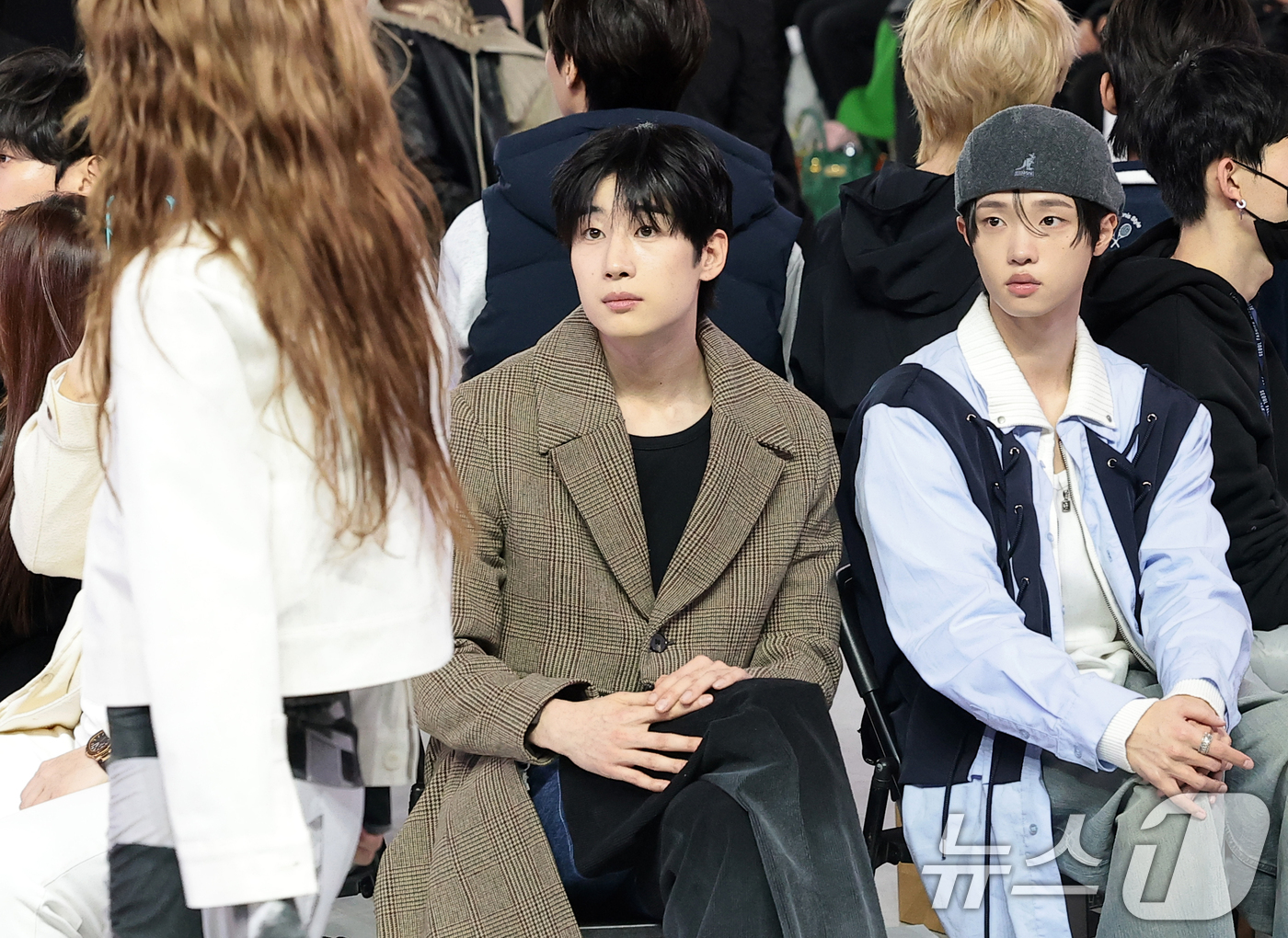 (서울=뉴스1) 권현진 기자 = 가수 한승우와 손동표(오른쪽)가 4일 서울 중구 동대문디자인플라자(DDP)에서 열린 2026 F/W 서울패션위크 ‘페노메논시퍼' 패션쇼에서 최준희의 …