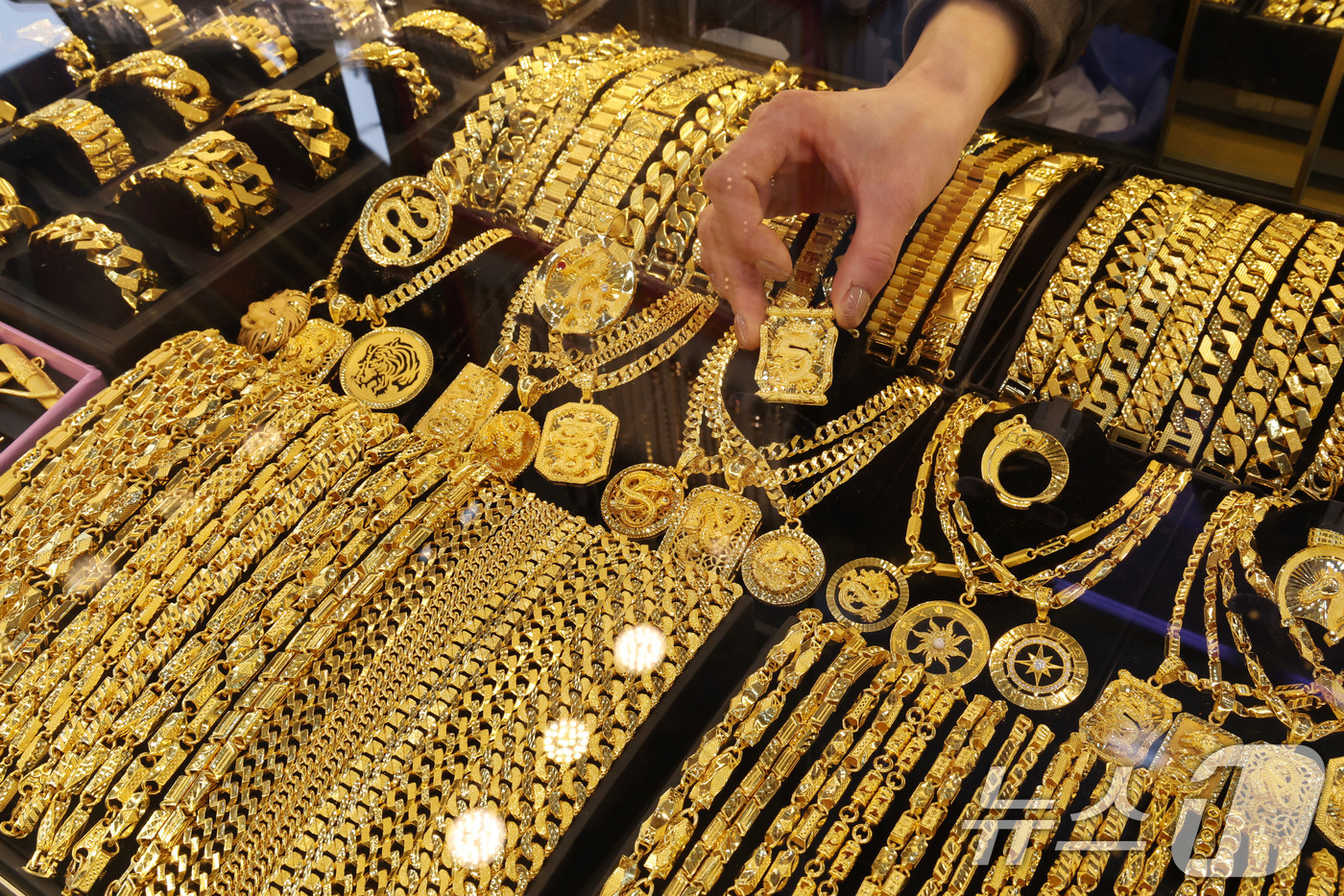 (서울=뉴스1) 이광호 기자 = 급락했던 금과 은 가격이 반등세를 보인 4일 서울 종로구의 귀금속 상점에 금 제품이 진열돼 있다.이날 오전 11시 기준 싱가포르 상품거래소에서 현물 …