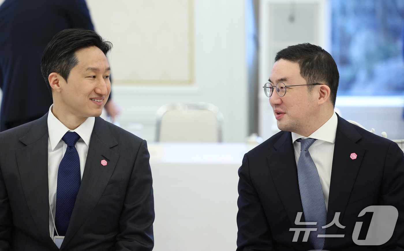 (서울=뉴스1) 이재명 기자 = 구광모 LG 회장(오른쪽)과 정기선 HD현대 회장이 4일 청와대에서 열린 청년일자리와 지방투자 확대를 위한 기업간담회에서 대화를 나누고 있다. 20 …