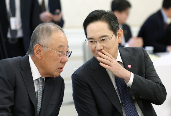 이야기 나누는 이재용 삼성전자 회장·류진 한국경제인협회장