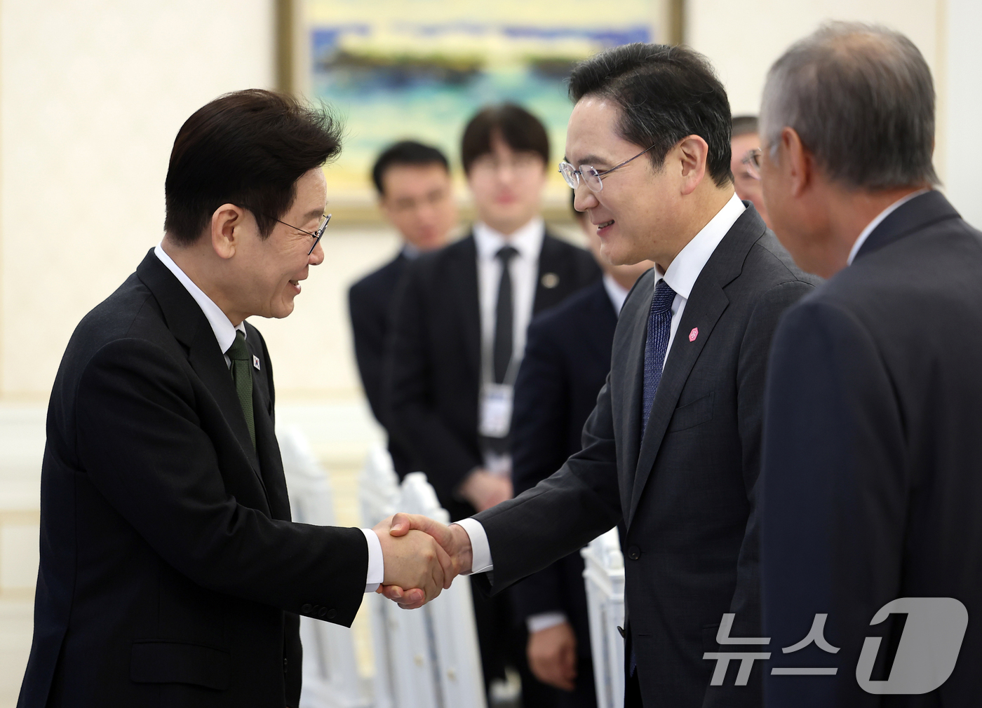 (서울=뉴스1) 이재명 기자 = 이재명 대통령이 4일 청와대에서 열린 청년일자리와 지방투자 확대를 위한 기업간담회에서 이재용 삼성전자 회장과 악수를 나누고 있다. 2026.2.4/ …