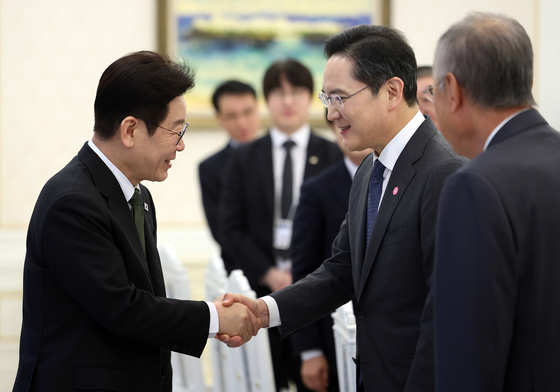 이재명 대통령, 이재용 삼성전자 회장과 악수