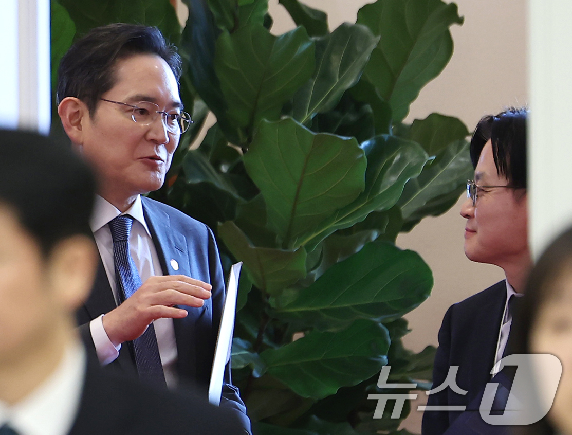 (서울=뉴스1) 이재명 기자 = 이재용 삼성전자 회장(왼쪽)과 김정관 산업통상부 장관이 4일 청와대에서 열린 청년일자리와 지방투자 확대를 위한 기업간담회에서 대화를 나누고 있다. …