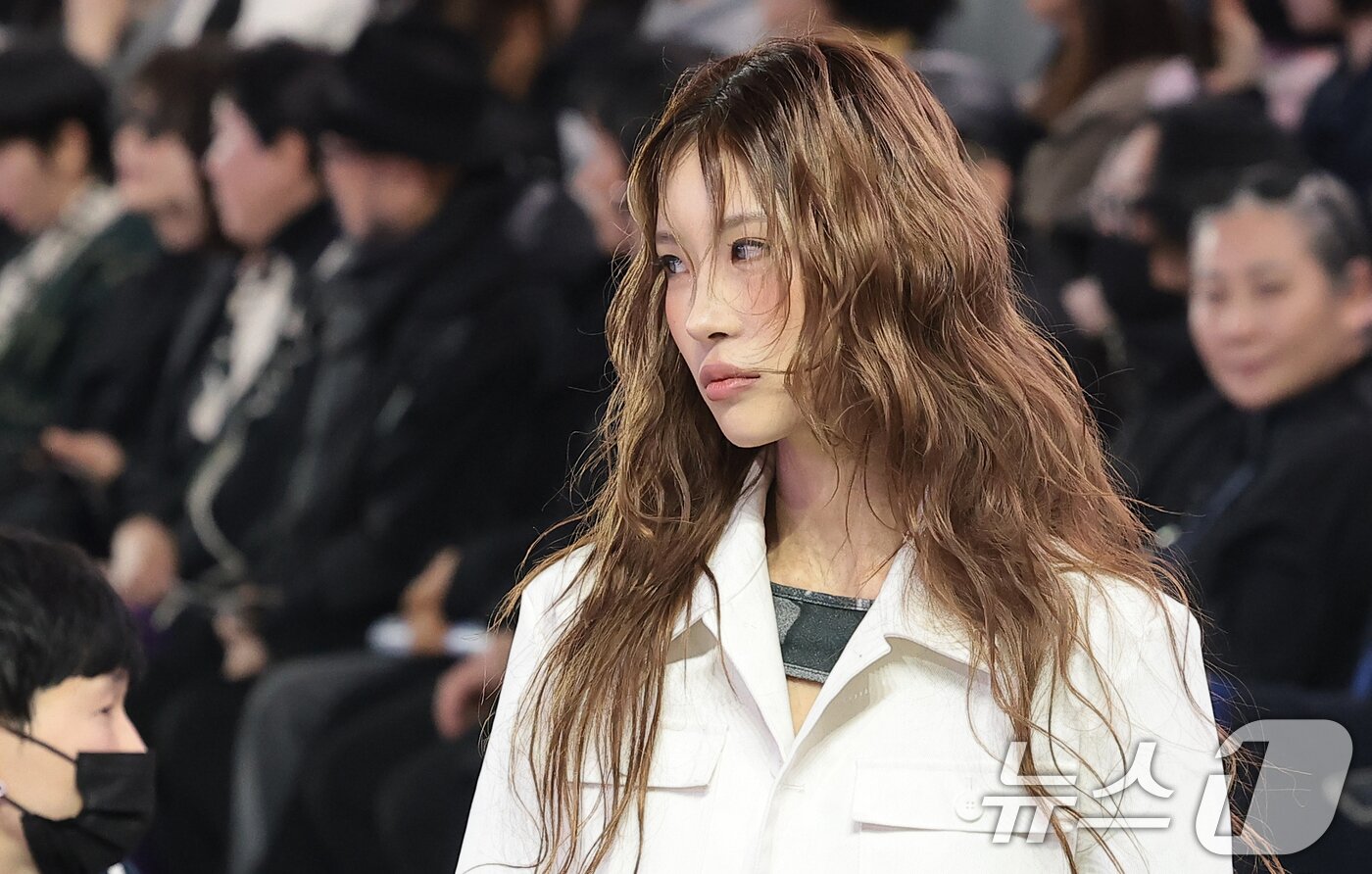 본문 이미지 - 인플루언서 최준희가 4일 서울 중구 동대문디자인플라자(DDP)에서 열린 2026 F/W 서울패션위크 ‘페노메논시퍼' 패션쇼에 모델로 출연해 런웨이를 하고 있다. ⓒ News1 권현진 기자