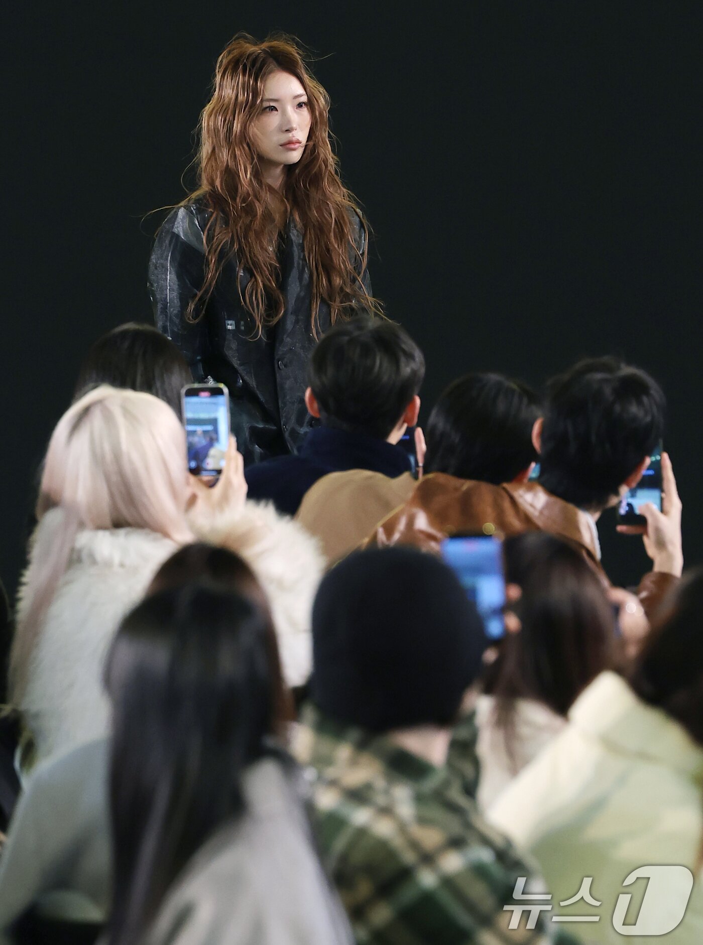 본문 이미지 - 인플루언서 최준희가 4일 서울 중구 동대문디자인플라자(DDP)에서 열린 2026 F/W 서울패션위크 ‘페노메논시퍼' 패션쇼에서 런웨이를 밟고 있다. 2026.2.4/뉴스1 ⓒ News1 권현진 기자