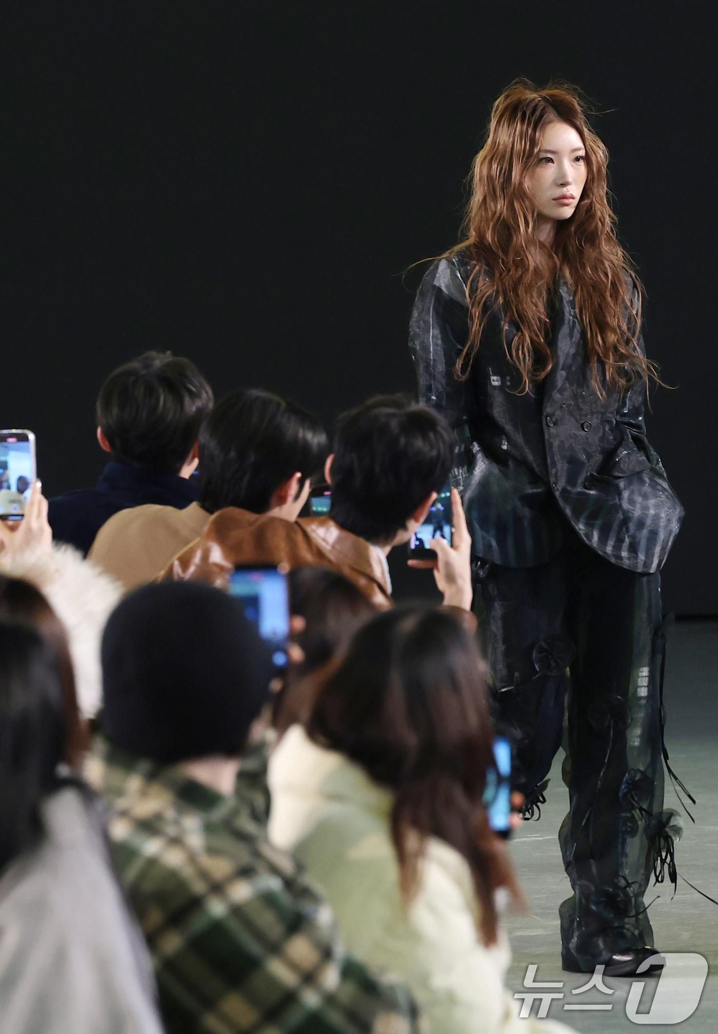 (서울=뉴스1) 권현진 기자 = 인플루언서 최준희가 4일 서울 중구 동대문디자인플라자(DDP)에서 열린 2026 F/W 서울패션위크 ‘페노메논시퍼' 패션쇼에 모델로 출연해 런웨이를 …