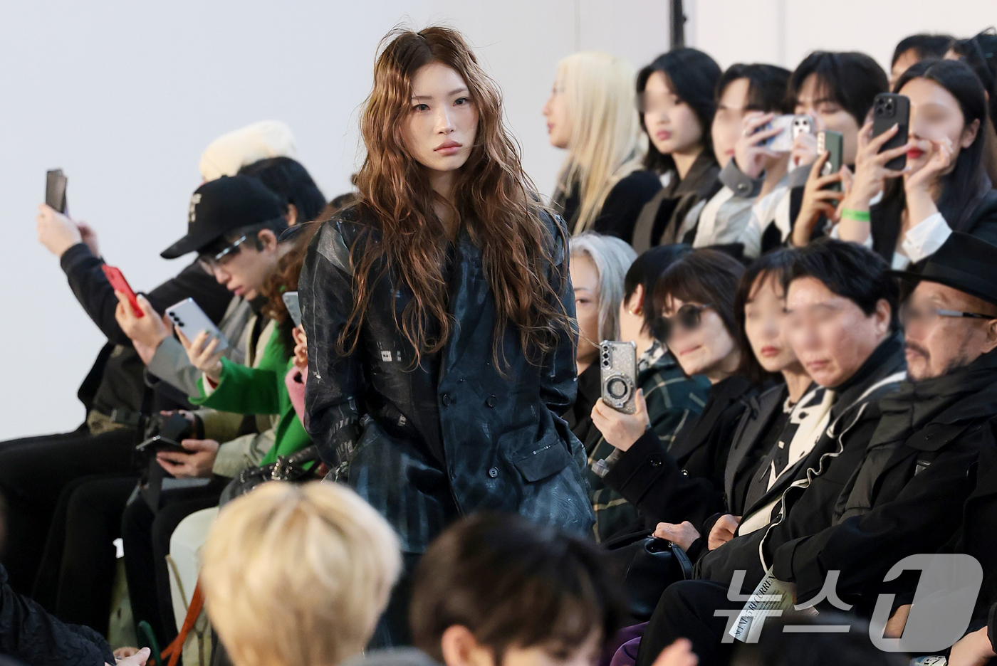 (서울=뉴스1) 권현진 기자 = 인플루언서 최준희가 4일 서울 중구 동대문디자인플라자(DDP)에서 열린 2026 F/W 서울패션위크 ‘페노메논시퍼' 패션쇼에 모델로 출연해 런웨이를 …