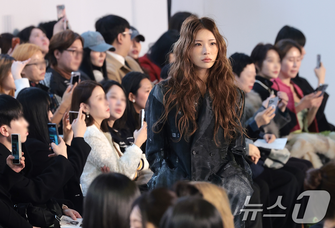 (서울=뉴스1) 권현진 기자 = 인플루언서 최준희가 4일 서울 중구 동대문디자인플라자(DDP)에서 열린 2026 F/W 서울패션위크 ‘페노메논시퍼' 패션쇼에 모델로 출연해 런웨이를 …