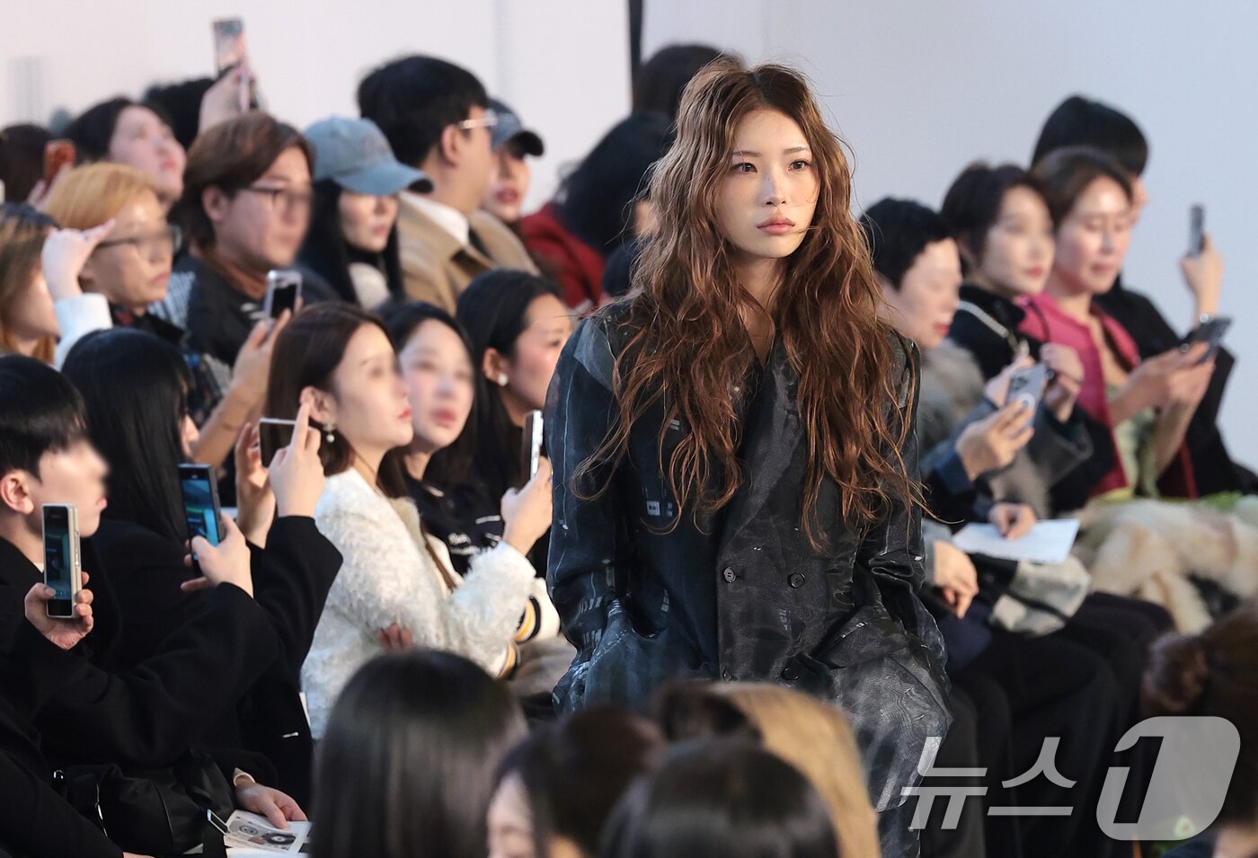 본문 이미지 - 인플루언서 최준희가 4일 서울 중구 동대문디자인플라자(DDP)에서 열린 2026 F/W 서울패션위크 ‘페노메논시퍼' 패션쇼에서 런웨이를 걷고 있다. ⓒ News1 권현진 기자