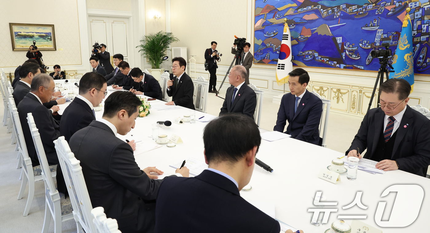 (서울=뉴스1) 이재명 기자 = 이재명 대통령이 4일 청와대에서 열린 청년일자리와 지방투자 확대를 위한 기업간담회에서 발언을 하고 있다. 2026.2.4/뉴스1