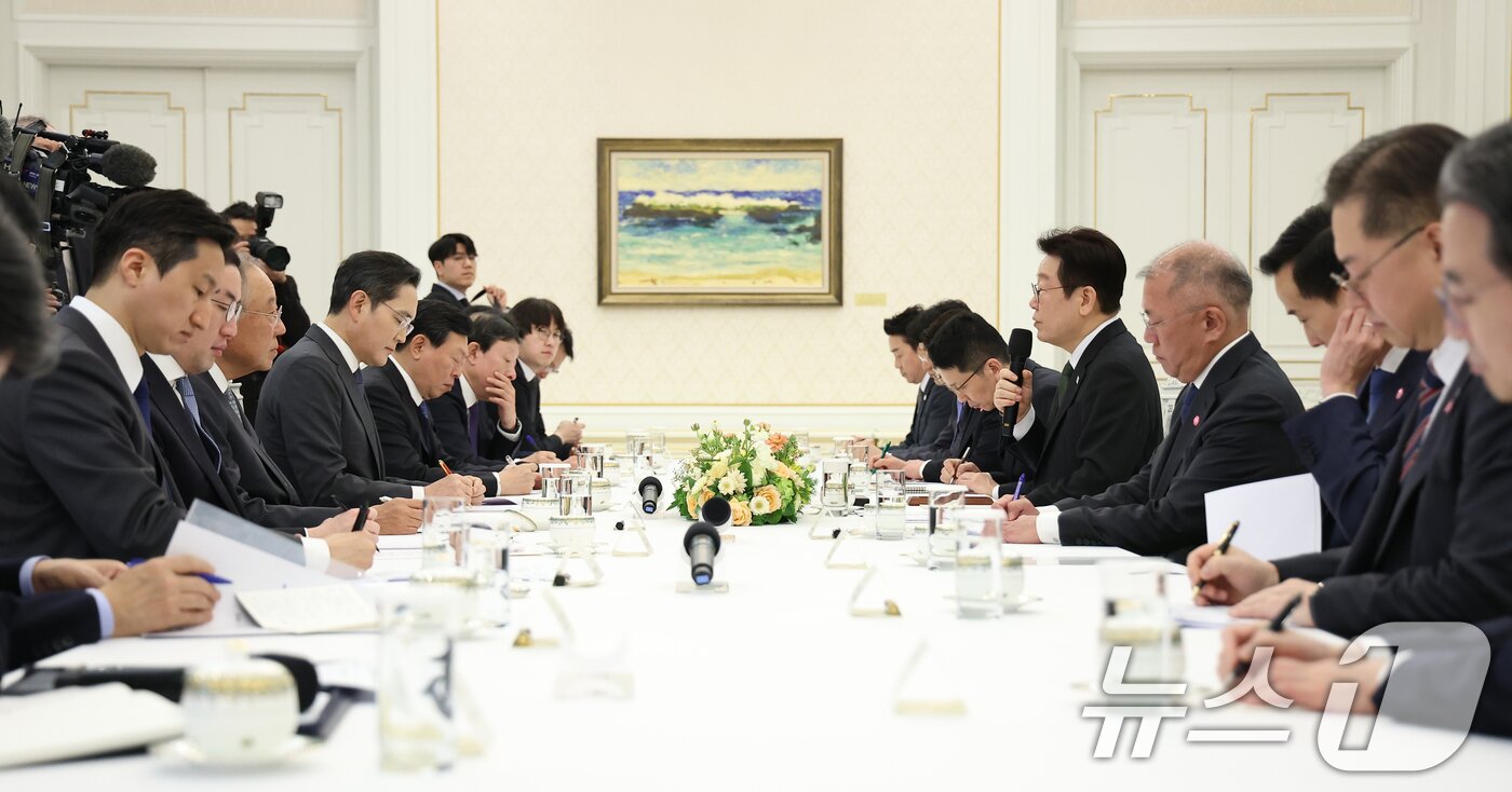 본문 이미지 - 이재명 대통령이 4일 청와대에서 열린 청년일자리와 지방투자 확대를 위한 기업간담회에서 발언을 하고 있다. 2026.2.4/뉴스1 ⓒ News1 이재명 기자