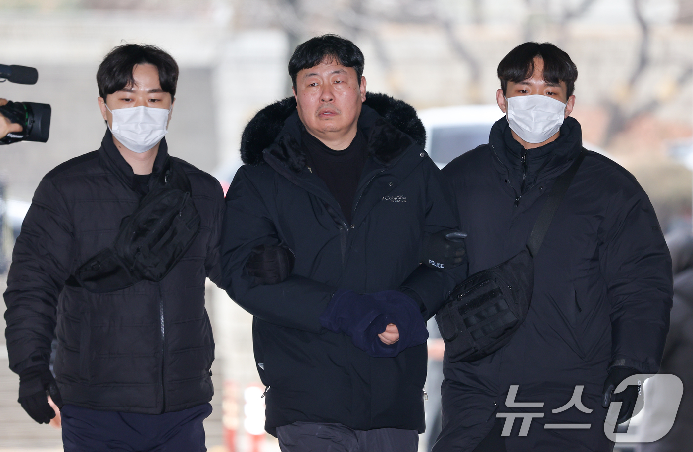 (서울=뉴스1) 안은나 기자 = 서울 중구 세종호텔 로비에서 복직을 요구하며 '연좌 농성'을 벌이다 체포된 고진수 민주노총 서비스연맹 세종호텔 노조 지부장이 4일 오후 서초구 중앙 …