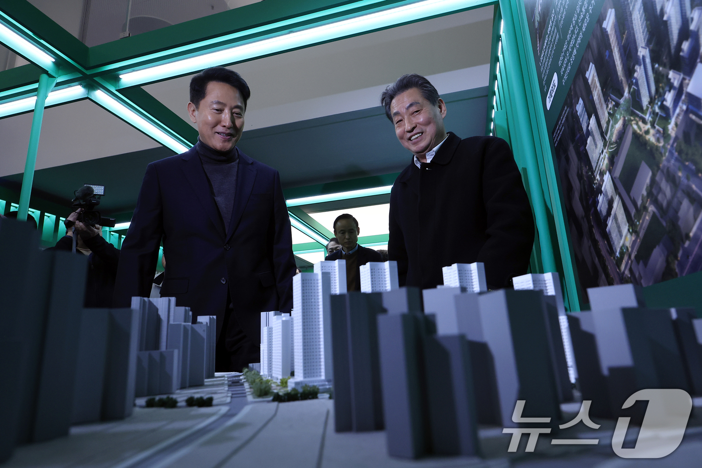 (서울=뉴스1) 박정호 기자 = 오세훈 서울시장이 4일 오후 서울시 중구 세종대로 서울도시건축전시관에서 열린 주택정책소통관 집들이 및 소통의 날 행사에서 신속통합기획 전시물을 살펴 …