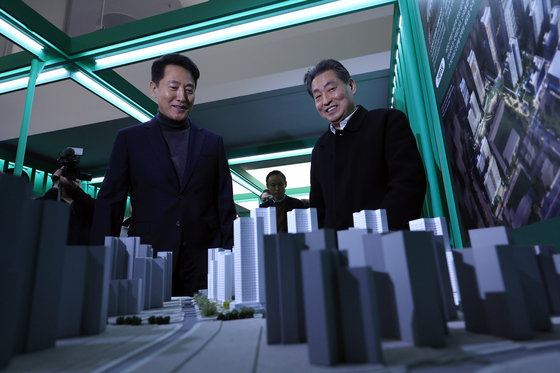 신속통합기획 전시물 살펴보는 오세훈 시장