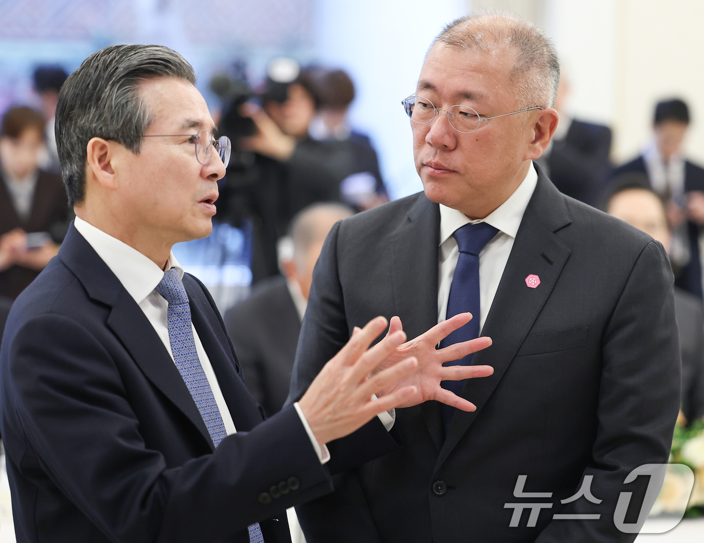 (서울=뉴스1) 이재명 기자 = 김용범 정책실장(왼쪽)과 정의선 현대차그룹 회장이 4일 청와대에서 열린 청년일자리와 지방투자 확대를 위한 기업간담회에서 대화를 나누고 있다. 202 …