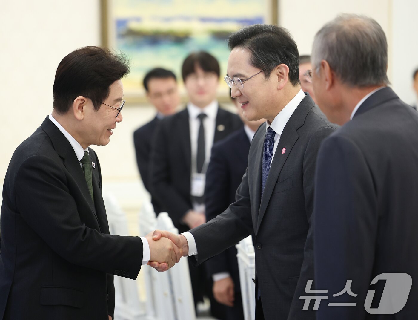 본문 이미지 - 이재명 대통령이 4일 청와대에서 열린 청년일자리와 지방투자 확대를 위한 기업간담회에 참석하며 이재용 삼성전자 회장과 대화를 하고 있다. 2026.2.4 ⓒ 뉴스1 이재명 기자