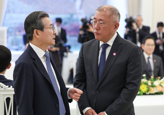 대화 나누는 김용범 정책실장·정의선 회장