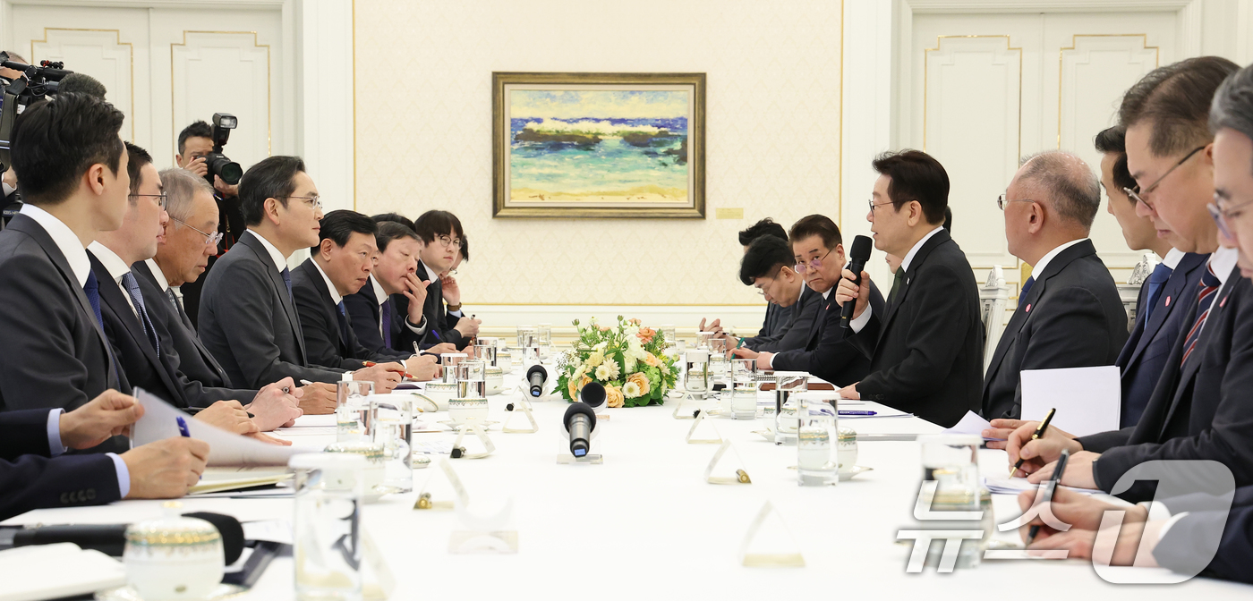 (서울=뉴스1) 이재명 기자 = 이재명 대통령이 4일 청와대에서 열린 청년일자리와 지방투자 확대를 위한 기업간담회에서 발언을 하고 있다. 2026.2.4/뉴스1