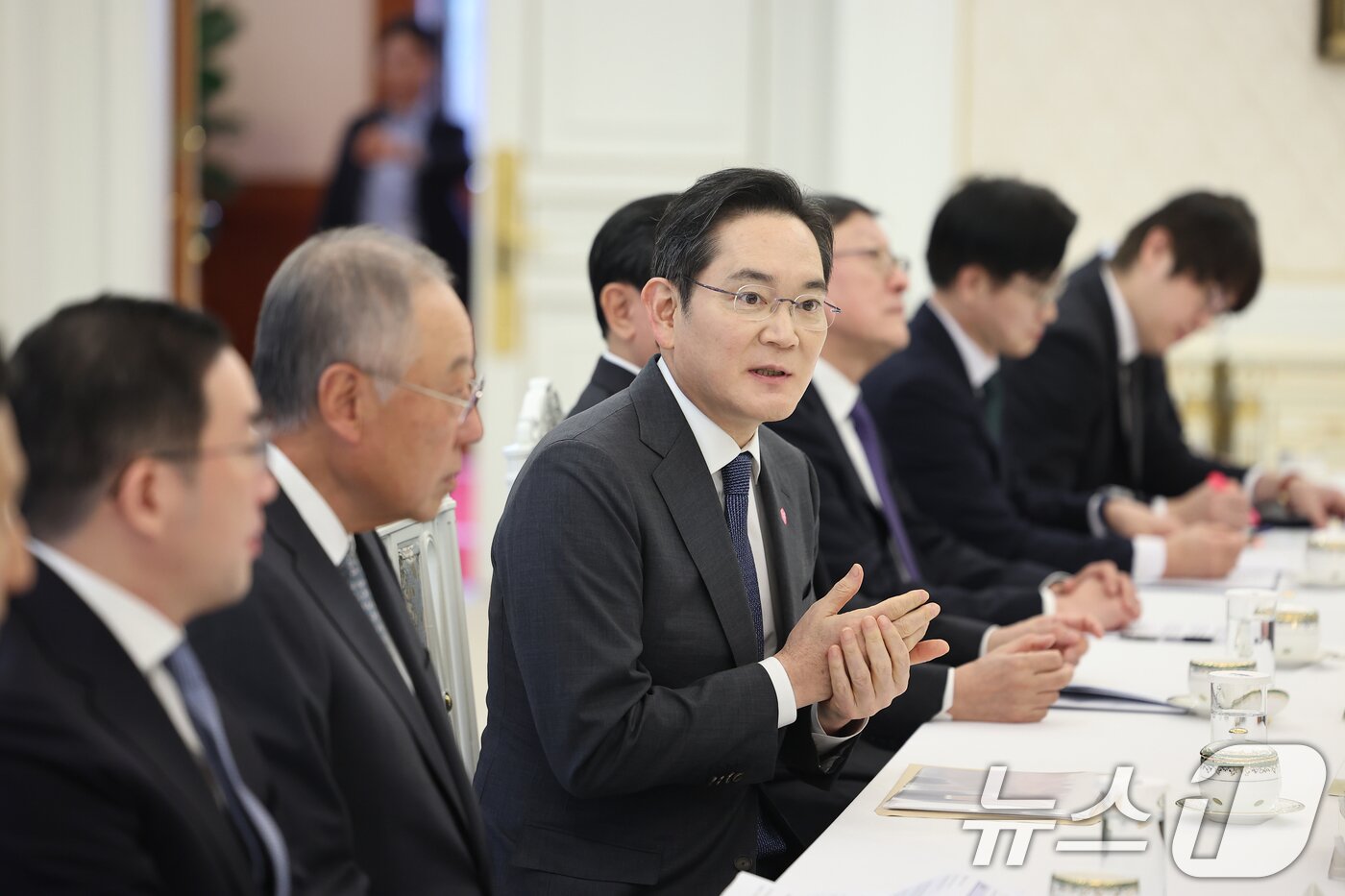 본문 이미지 - 이재용 삼성전자 회장이 4일 청와대에서 열린 청년일자리와 지방투자 확대를 위한 기업간담회에서 대화를 하고 있다. 2026.2.4 ⓒ 뉴스1 이재명 기자