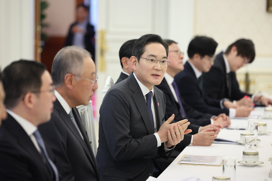 대화 나누는 이재용 회장