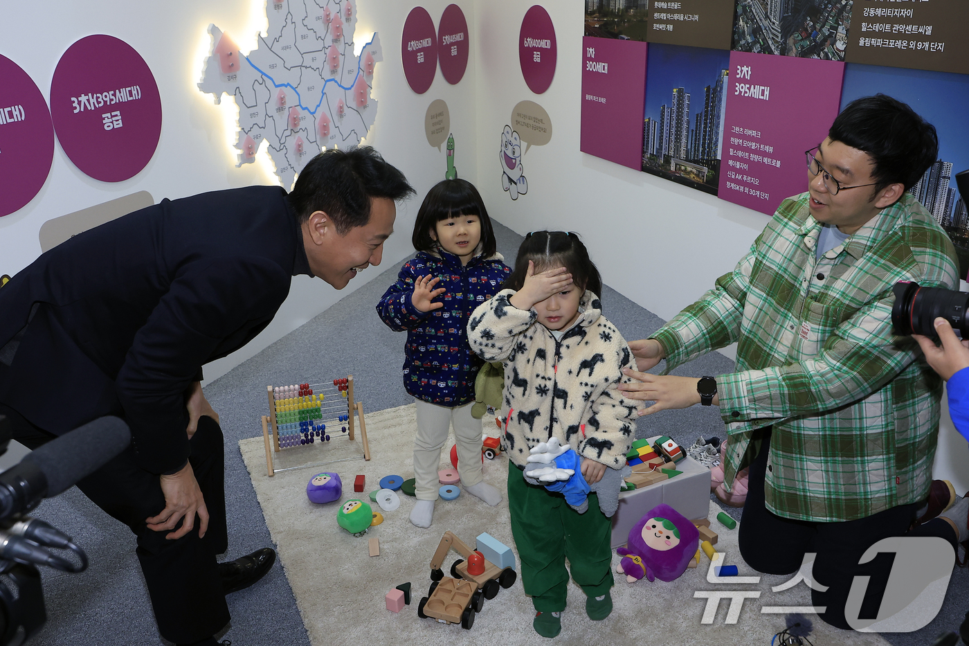 (서울=뉴스1) 박정호 기자 = 오세훈 서울시장이 4일 오후 서울시 중구 세종대로 서울도시건축전시관에서 열린 주택정책소통관 집들이 및 소통의 날 행사에서 미리내집 전시에서 놀던 아 …