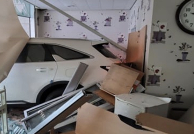 SUV 화성 행복센터 돌진 2명 중·경상…60대 운전자 "페달 착각"(종합)