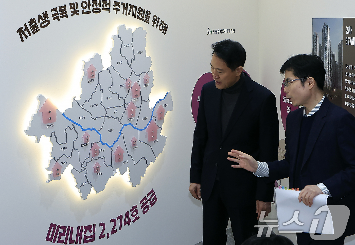 (서울=뉴스1) 박정호 기자 = 오세훈 서울시장이 4일 오후 서울시 중구 세종대로 서울도시건축전시관에서 열린 주택정책소통관 집들이 및 소통의 날 행사에서 미리내집 전시에 대한 설명 …