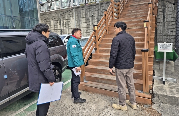 김상태 울산 북구의장 "낡은 나무계단 위험…개선 방안 모색"