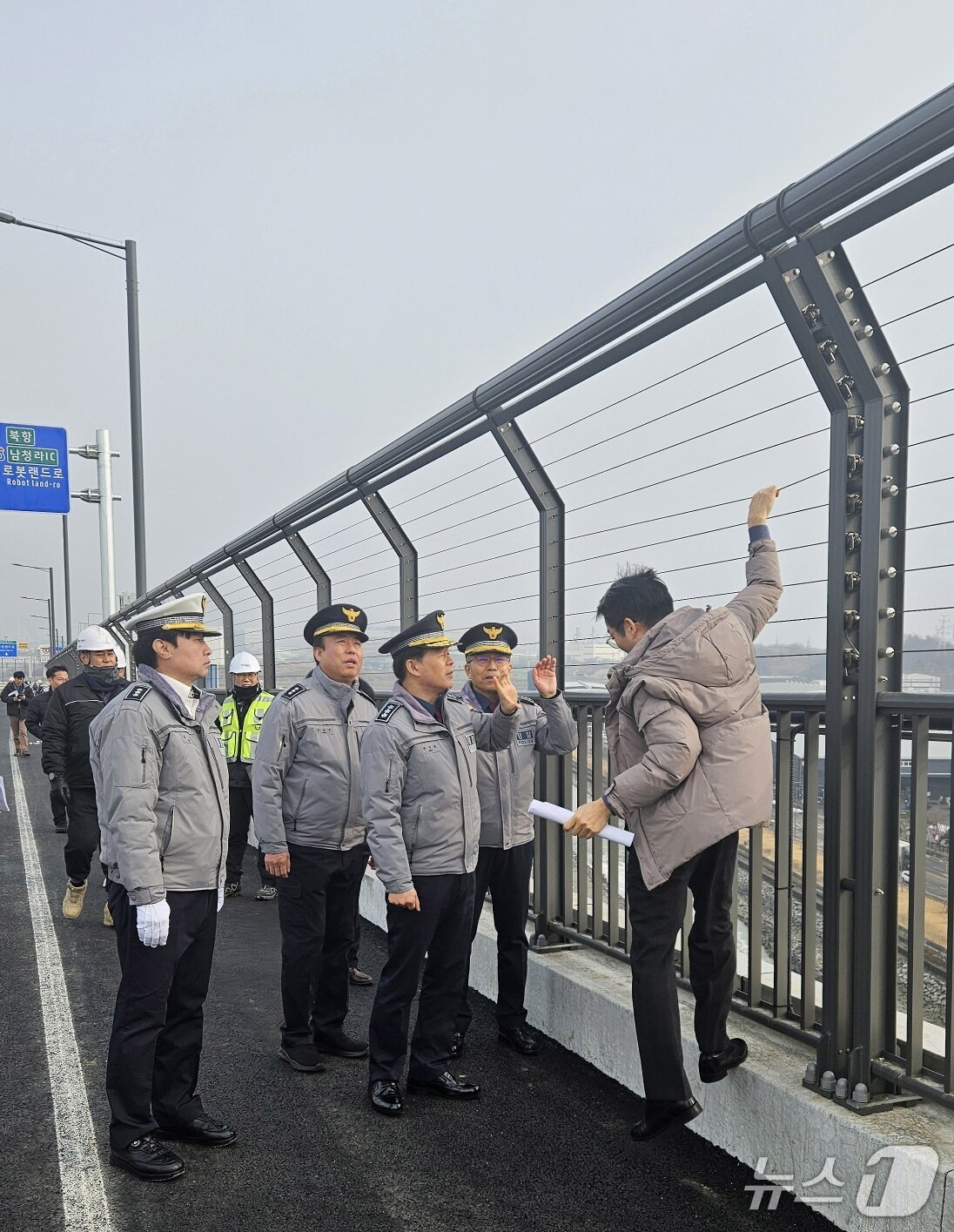 본문 이미지 - 청라하늘대교를 살피는 한창훈 인천경찰청장(인천경찰청 제공/뉴스1)