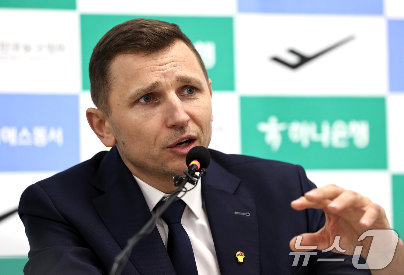 (서울=뉴스1) 구윤성 기자 = 니콜라스 마줄스 남자농구 국가대표팀 감독이 4일 오후 서울 송파구 올림픽회관에서 국가대표 소집명단 발표 배경을 설명하고 있다. 2026.2.4/뉴스 …