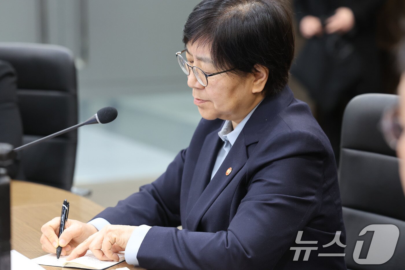 본문 이미지 - 4일 오후 정은경 보건복지부 장관이 화순전남대 미래의료혁신센터 1층 김재봉홀에서 열린 '지역응급의료체계 개선 간담회'에서 참석자들의 발언을 메모하고 있다. 2026.2.4/뉴스1 ⓒ News1 박지현 기자