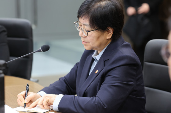 지역의료상황 메모하는 정은경 장관