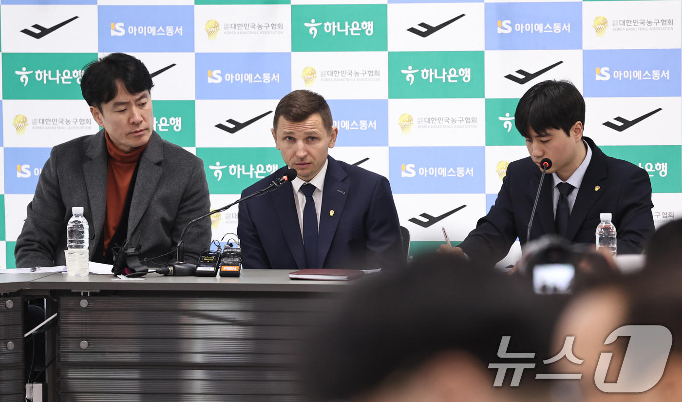 (서울=뉴스1) 구윤성 기자 = 니콜라이스 마줄스 남자농구 국가대표팀 감독이 4일 오후 서울 송파구 올림픽회관에서 국가대표 소집명단을 발표하고 있다. 2026.2.4/뉴스1
