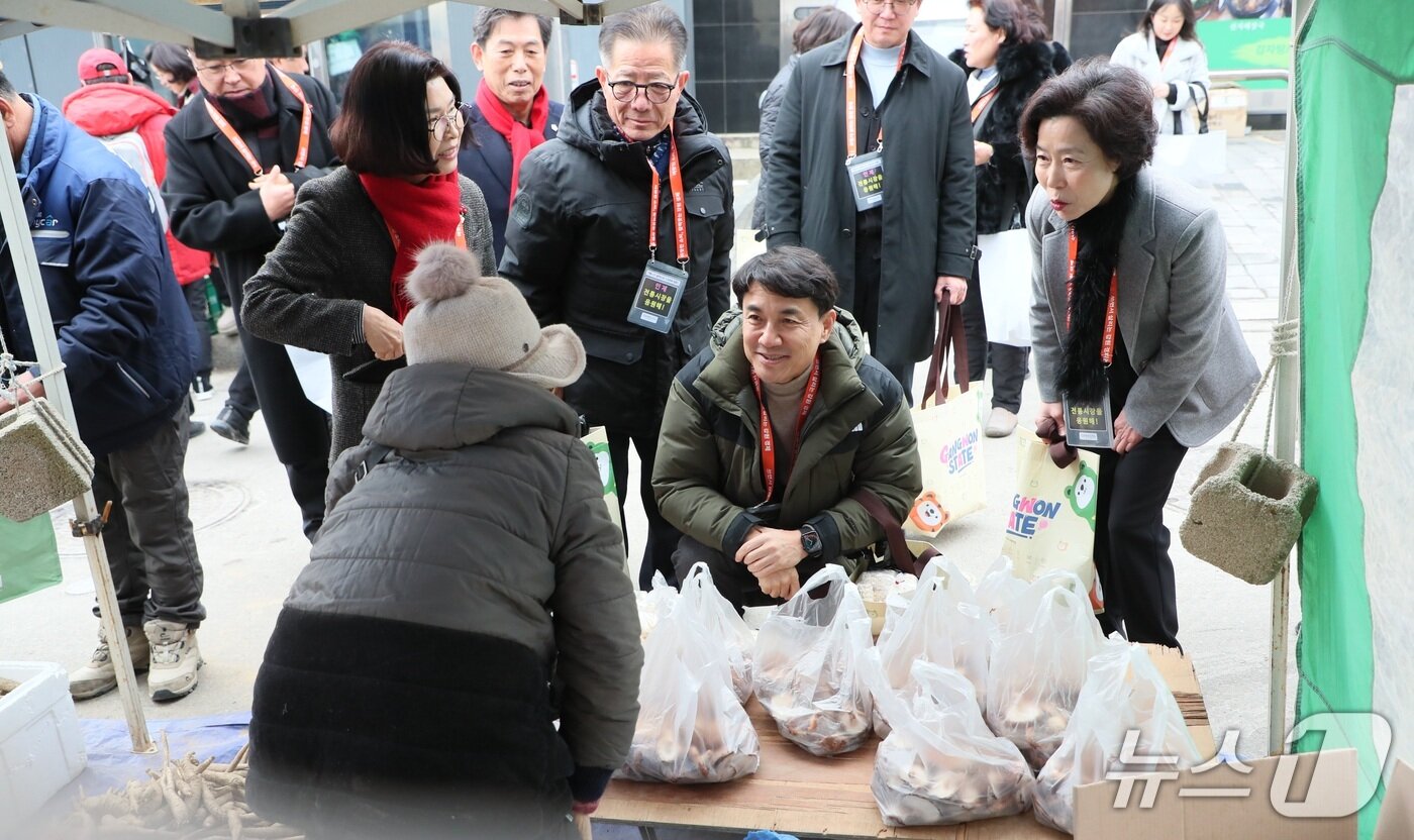 본문 이미지 - 김진태 강원도지사는 4일 인제전통시장에서 설맞이 장보기 행사를 했다.(강원도 제공. 재판매 및 DB금지)/뉴스1