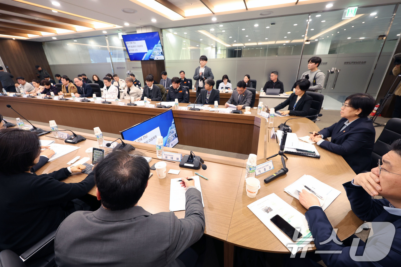 (화순=뉴스1) 박지현 기자 = 4일 오후 화순전남대 미래의료혁신센터 1층 김재봉홀에서 열린 '지역응급의료체계 개선 간담회'가 진행되고 있다.  2026.2.4/뉴스1