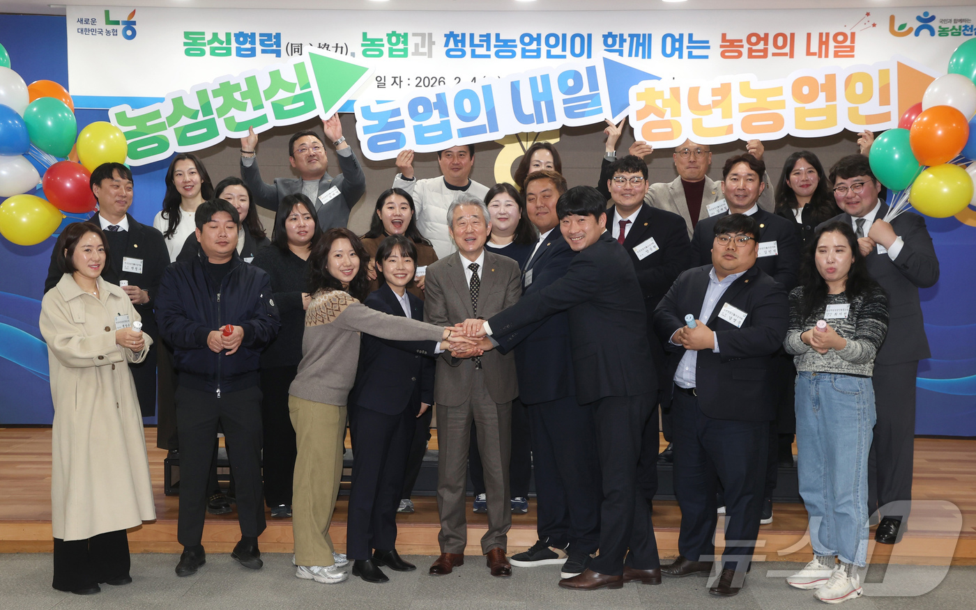 (서울=뉴스1) = 강호동 농협중앙회장(왼쪽 다섯 번째)이  4일 서울 중구 농협중앙회 본관에서 열린 청년 농업인과의 소통 간담회에서 청년 농업인들과 기념촬영을 하고 있다. (농협 …