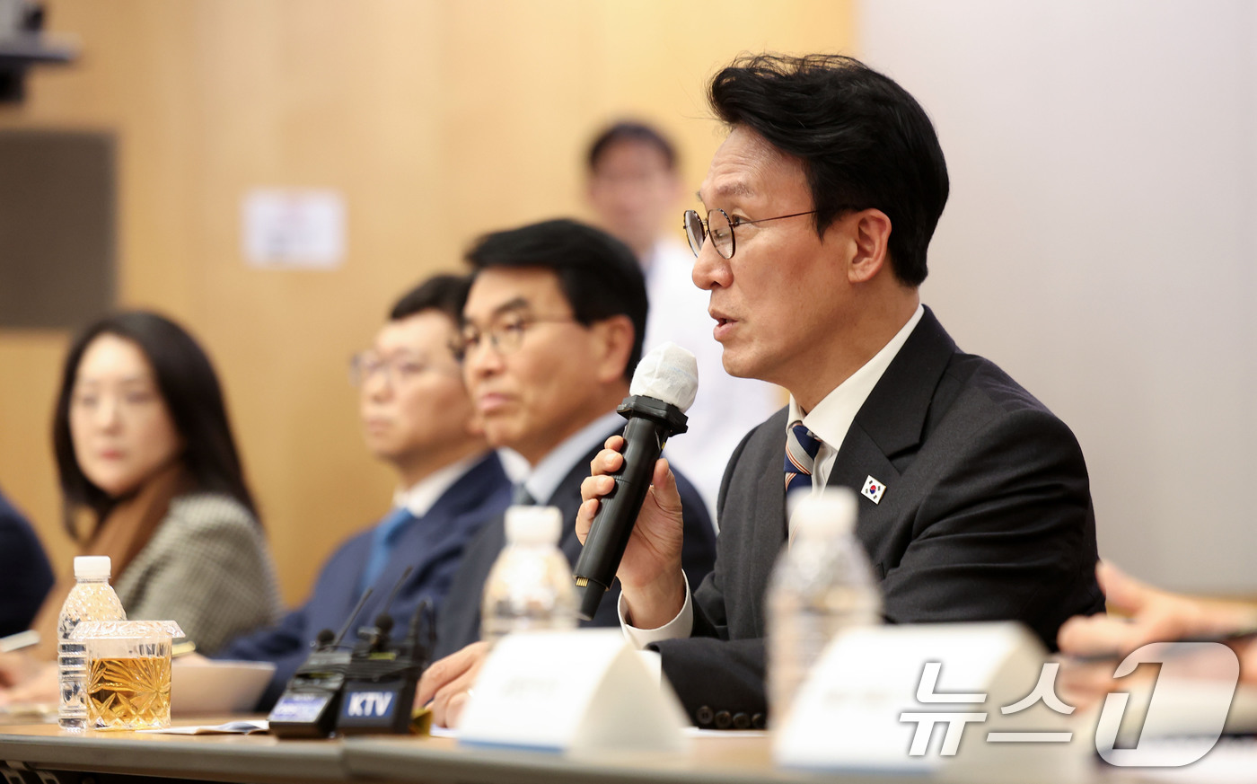 (성남=뉴스1) 김영운 기자 = 김민석 국무총리가 4일 경기 성남시 분당서울대학교병원에서 병원 관계자 및 관계부처와 희귀질환 간담회를 하고 있다. (공동취재) 2026.2.4/뉴스 …