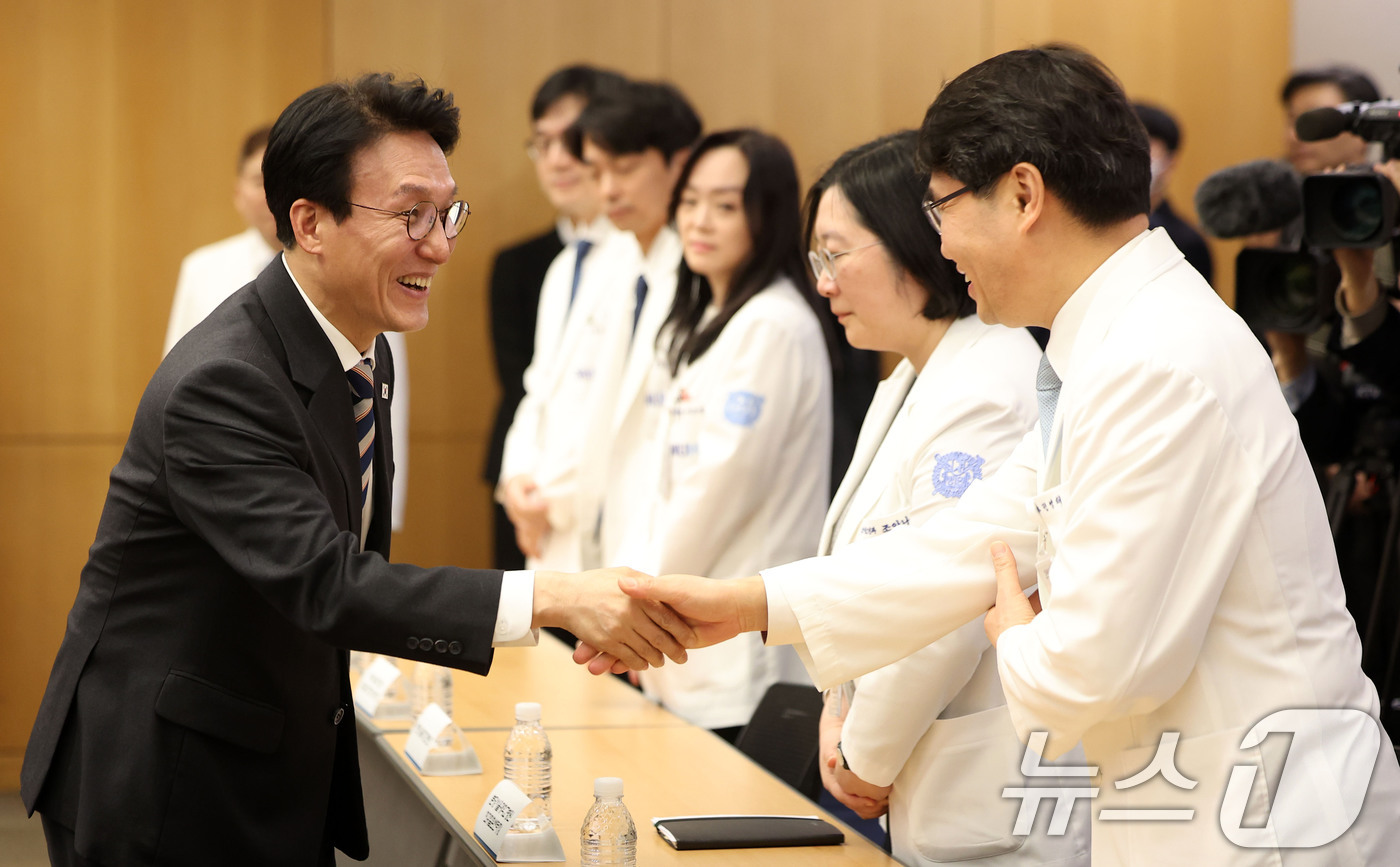 (성남=뉴스1) 김영운 기자 = 김민석 국무총리가 4일 경기 성남시 분당서울대학교병원에서 열린 희귀질환 간담회에 참석해 병원 관계자들과 인사를 나누고 있다. (공동취재) 2026. …